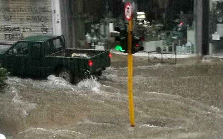 Άνοιξαν οι ουρανοί στα Χανιά – Πλημμύρισαν δρόμοι (εικόνες, βίντεο)